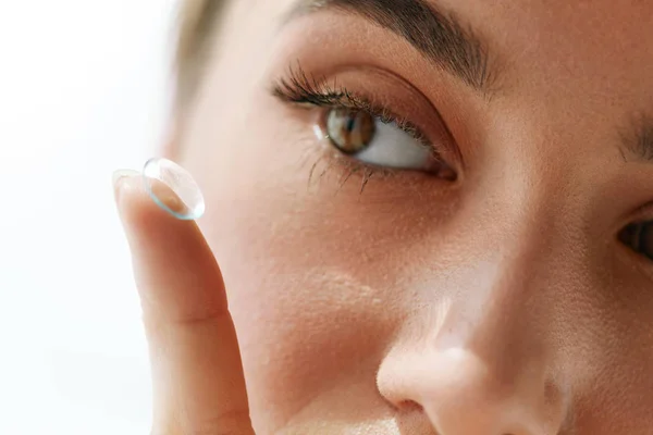 Vision kontaktlinser. Närbild med vacker kvinna ansikte — Stockfoto