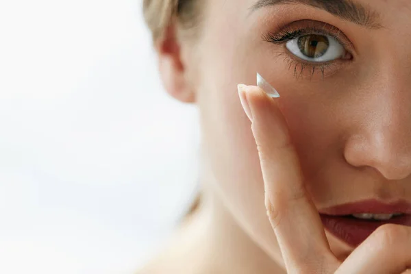 Closeup Of Beautiful Woman Applying Eye Lens In Eye — Stock Photo, Image