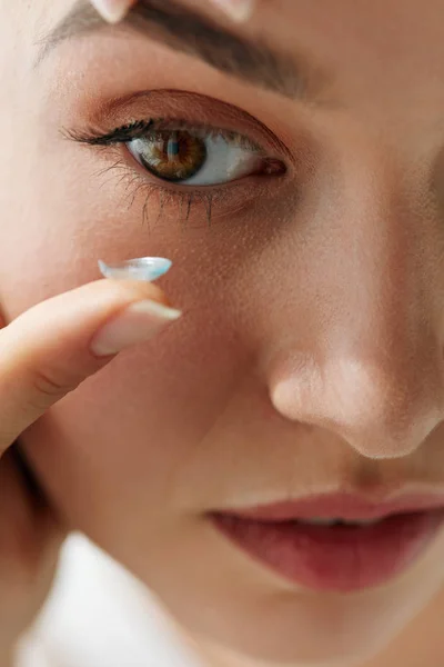 Lentes de contacto de visión. Primer plano con cara de mujer hermosa — Foto de Stock