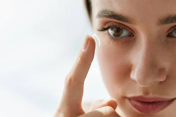 Close up of Beautiful Woman Applying Eye Lens In Eye — стоковое фото
