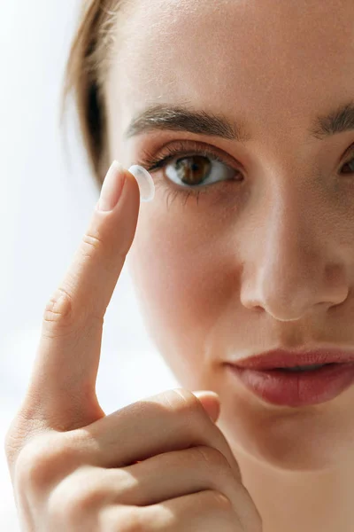 Closeup krásná žena použití oční čočky v oku — Stock fotografie