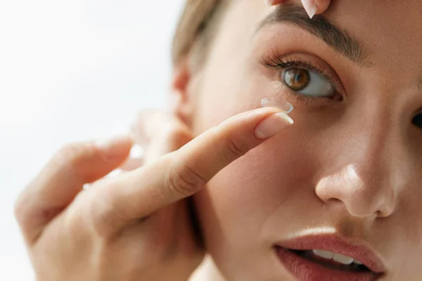 Lentes de contacto de visión. Primer plano con cara de mujer hermosa — Foto de Stock