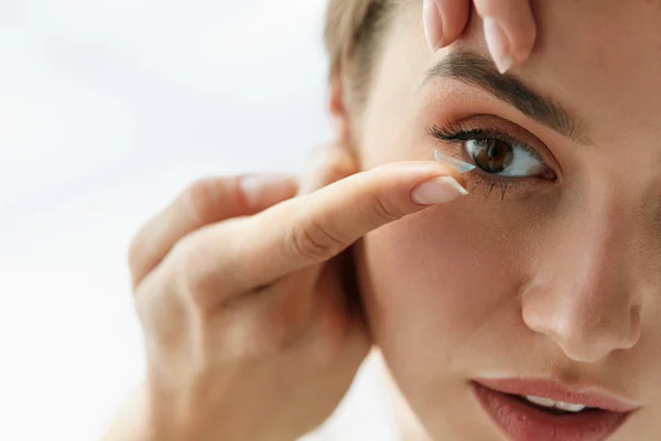 Visione Lenti a contatto. Primo piano con bella donna faccia — Foto Stock