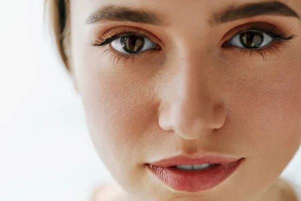 Gros plan de belle jeune femme visage avec maquillage naturel — Photo