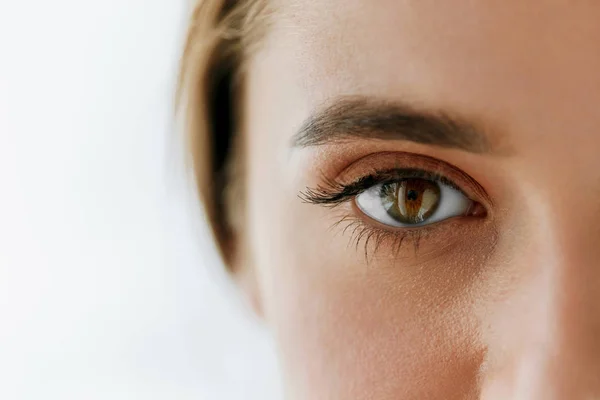 Primer plano del ojo y la ceja hermosos de la muchacha con el maquillaje natural — Foto de Stock