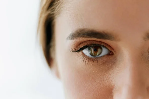 Close-up van mooi meisje ogen en wenkbrauwen met natuurlijke make-up — Stockfoto