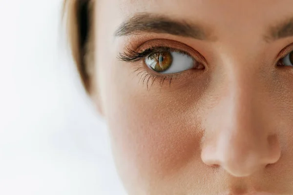 Närbild av vacker flicka ögon och ögonbryn med naturlig Makeup — Stockfoto
