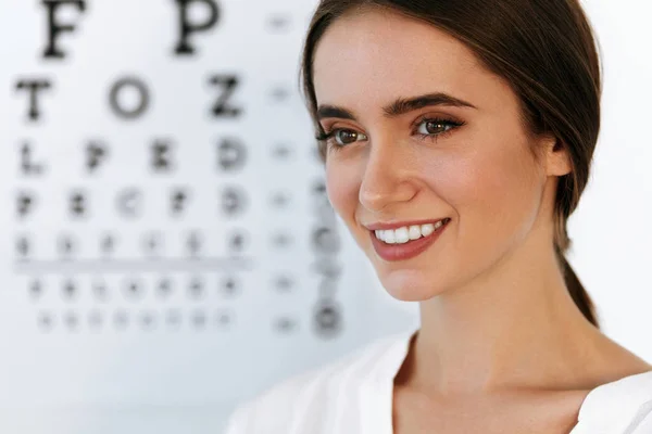 Mooie vrouw met oog Test-Chart bij oogheelkunde kantoor — Stockfoto