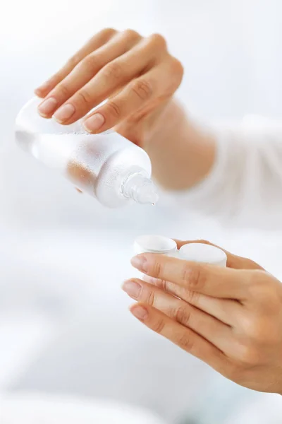 Woman Hands Putting Liquid From Bottle To Lens Box — Stock Photo, Image