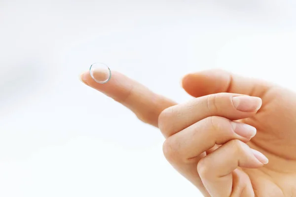 Женский палец с контактной линзой. Концепция здоровья — стоковое фото