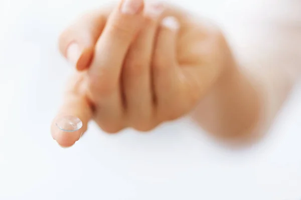 Женский палец с контактной линзой. Vision Eyecare — стоковое фото