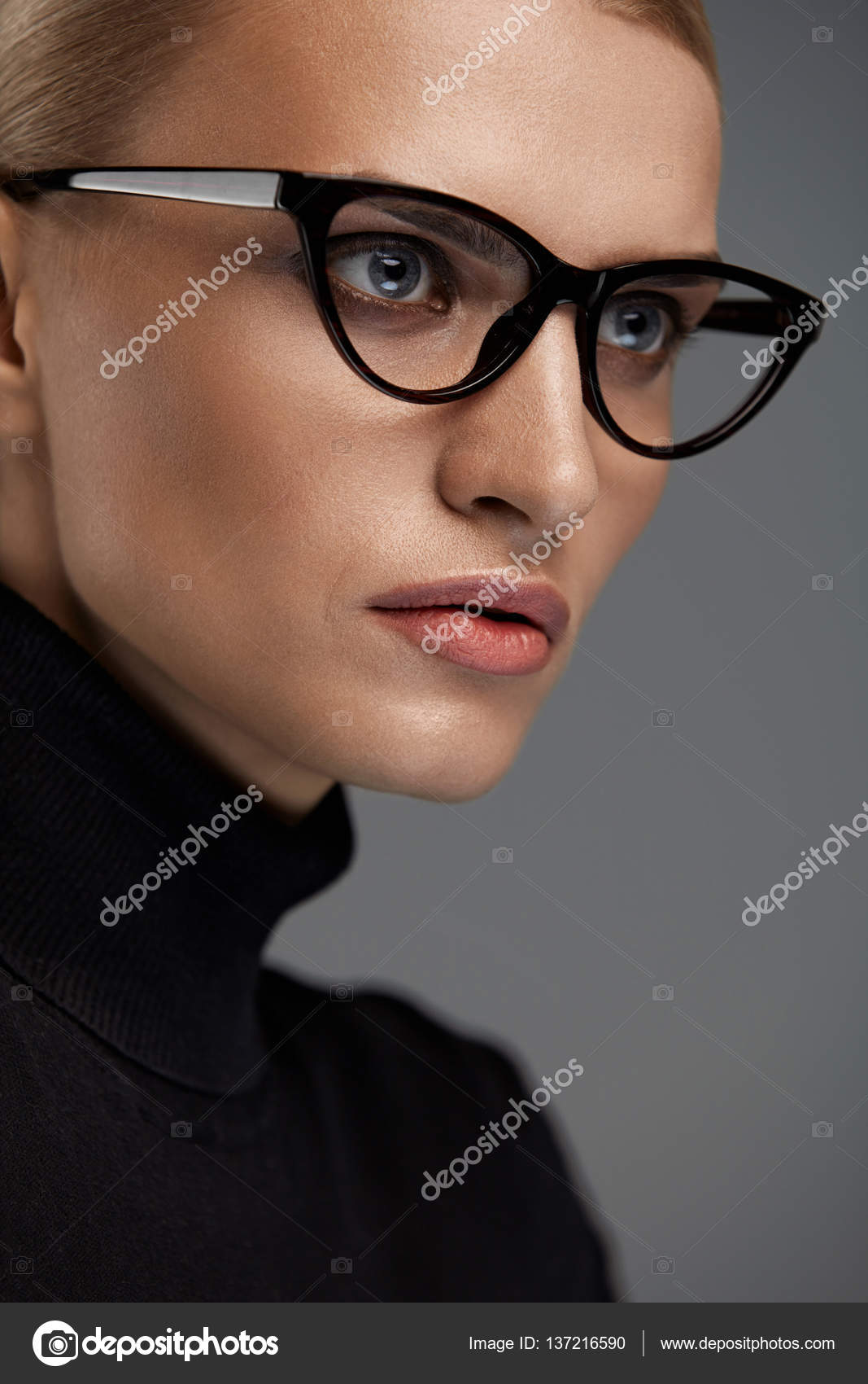 Gafas de Moda Mujer. Chica en marco de gafas gafas graduadas con estilo Foto de stock 137216590 puhhha