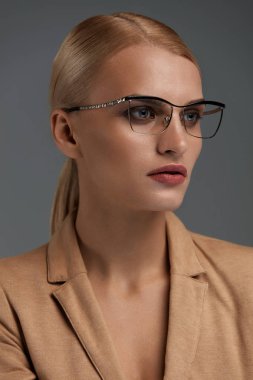 Kadın gözlük. Güzel iş kadını siyah moda gözlük