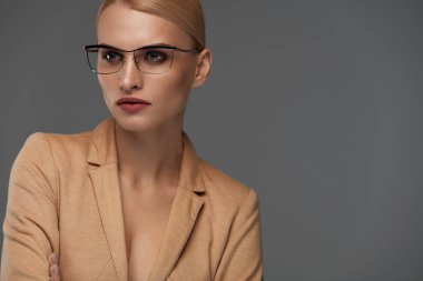 Güzel emin iş kadını moda gözlük portre