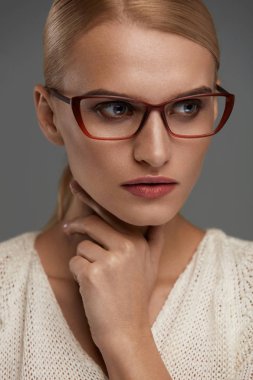 Kadın moda gözlük. Şık gözlük güzel kadın