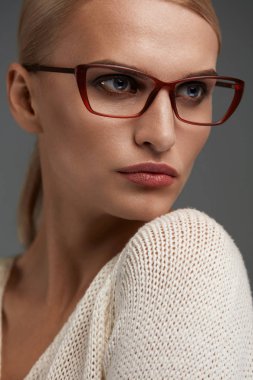 Kadın moda gözlük. Şık gözlük güzel kadın