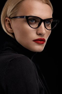 Kırmızı dudaklar ve siyah gözlük çerçeve ile moda makyaj modeli