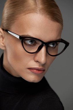 Kadın moda gözlük. Gözlük çerçeve, şık gözlük kız