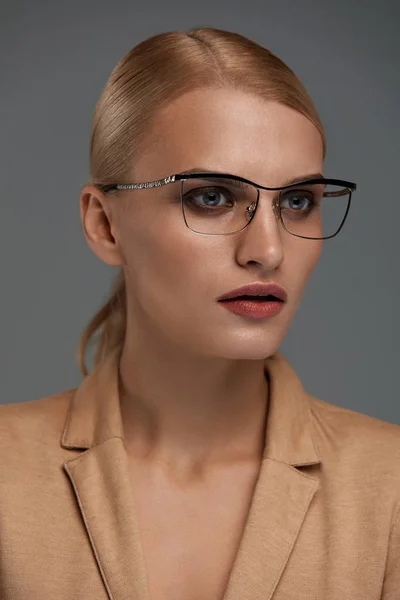 Vrouwen Eyewear. Mooie zakenvrouw In zwarte Fashion bril — Stockfoto