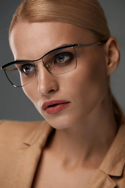 Vrouwen Eyewear. Mooie zakenvrouw In zwarte Fashion bril — Stockfoto