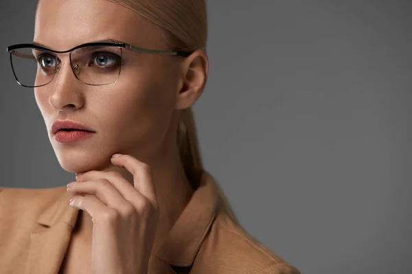 Vrouwen Eyewear. Mooie zakenvrouw In zwarte Fashion bril — Stockfoto