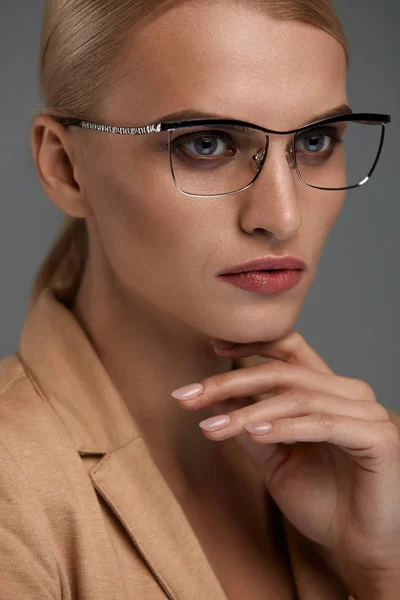 Vrouwen Eyewear. Mooie zakenvrouw In zwarte Fashion bril — Stockfoto