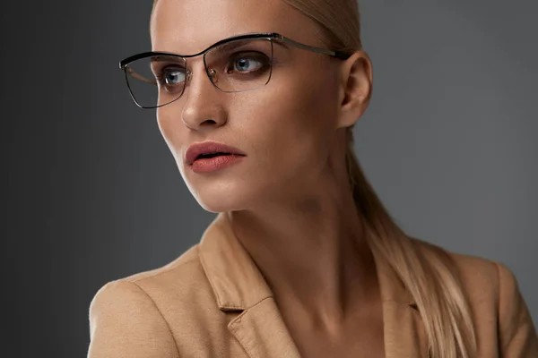 Vrouwen glazen stijl. Mooie vrouw In Fashion optische Frame — Stockfoto