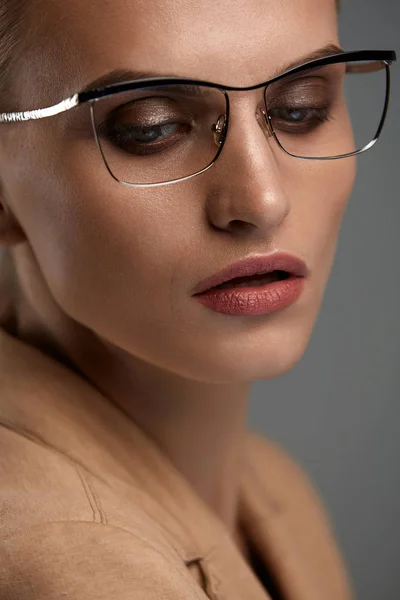 妇女的眼镜风格。美丽的女人时尚光学架 — 图库照片