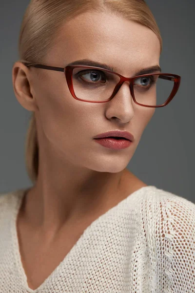 Vrouw In Fashion bril. Mooie vrouw In stijlvolle brillen — Stockfoto
