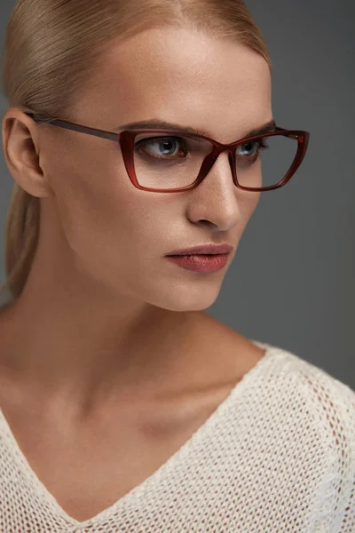 Nő a divat szemüveg. Gyönyörű női elegáns szemüvegek — Stock Fotó