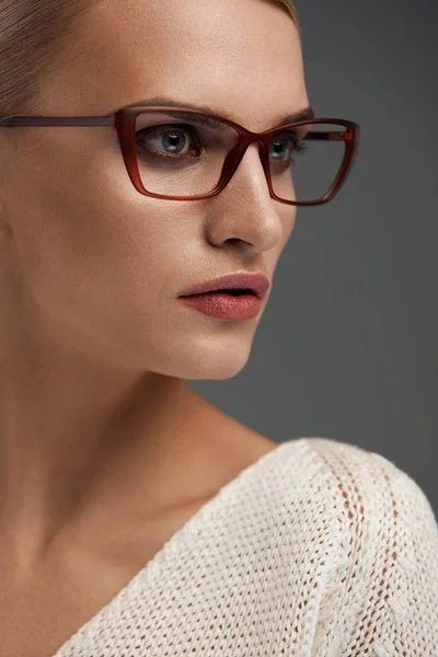 时尚眼镜的女人。美丽的女性，在时尚眼镜 — 图库照片