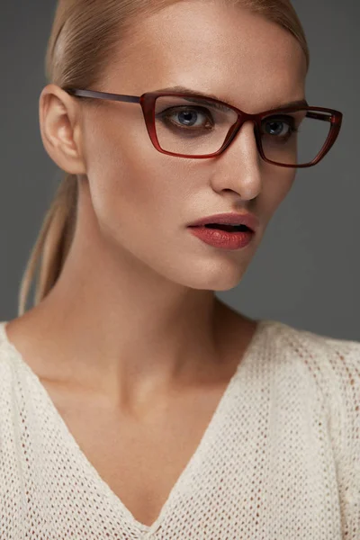 ファッションのメガネの女性。スタイリッシュな眼鏡の女性は美しい — ストック写真