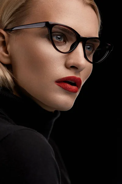 Fashion Makeup Model With Red Lips And Black Eyeglasses Frame — Stock Photo, Image