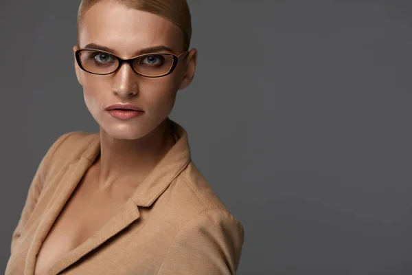 Piękna kobieta pewnie w moda okulary portret — Zdjęcie stockowe