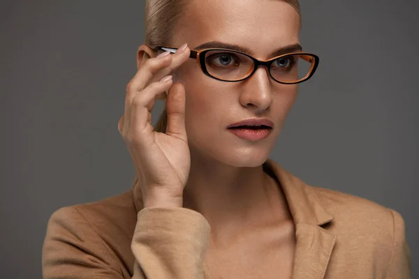 Kobiece okularów. Piękna kobieta w moda okulary, okulary — Zdjęcie stockowe