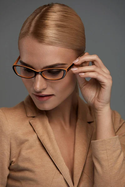 Gafas graduadas femeninas. Mujer hermosa en gafas de moda, gafas — Foto de Stock