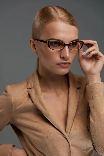 Güzel emin iş kadını moda gözlük portre — Stok fotoğraf