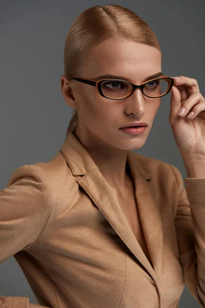 Óculos femininos. Mulher bonita na moda óculos, óculos — Fotografia de Stock