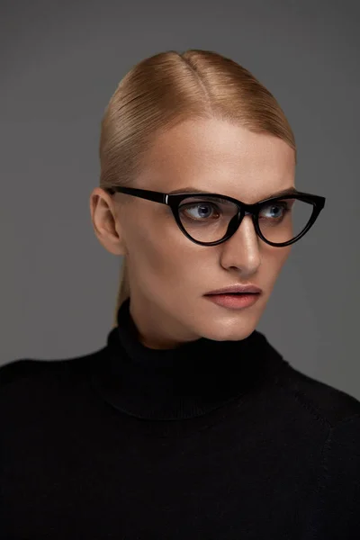 Gafas de mujer. Mujer hermosa en gafas, gafas con estilo — Foto de Stock