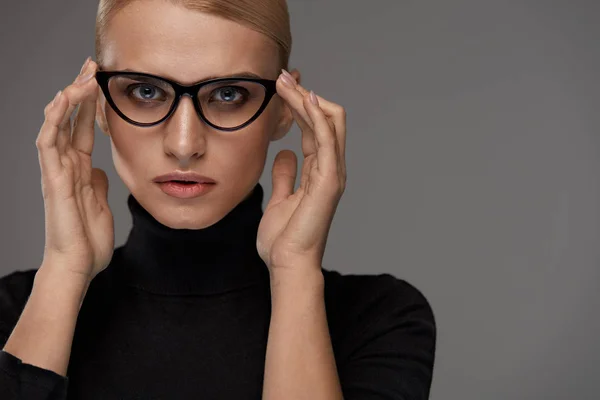 แว่นตาแฟชั่นผู้หญิง ผู้หญิงในกรอบแว่นตา, แว่นตาที่มีสไตล์ — ภาพถ่ายสต็อก
