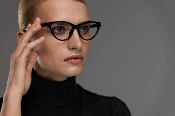 Female Eyewear Style. Beautiful Woman In Fashion Eyeglasses 