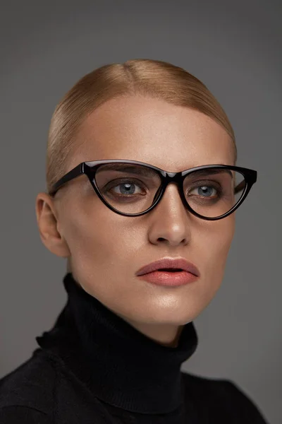 Женские очки для очков. Красивая женщина в очках, очки — стоковое фото