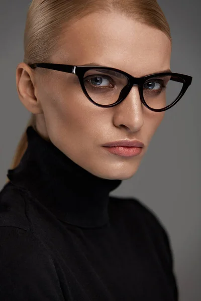 Gafas graduadas femeninas. Mujer hermosa en gafas, gafas — Foto de Stock