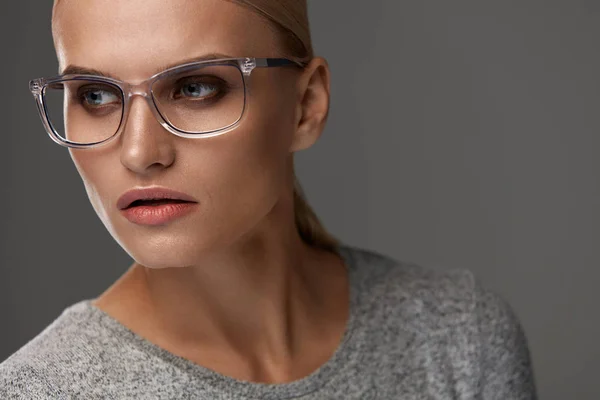 女性のメガネ。美しいメガネ フレーム、眼鏡の女 — ストック写真