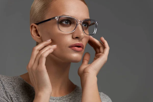女性ファッションのメガネ。スタイリッシュなグレー眼鏡、眼鏡の女の子 — ストック写真