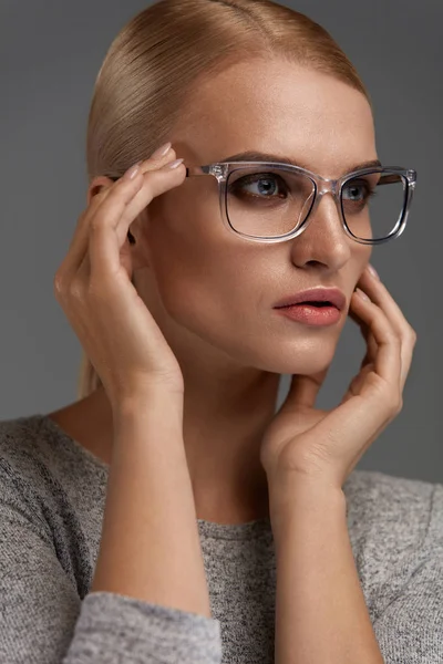 Női divat szemüveg. Lány a elegáns szürke szemüvegek, napszemüvegek — Stock Fotó