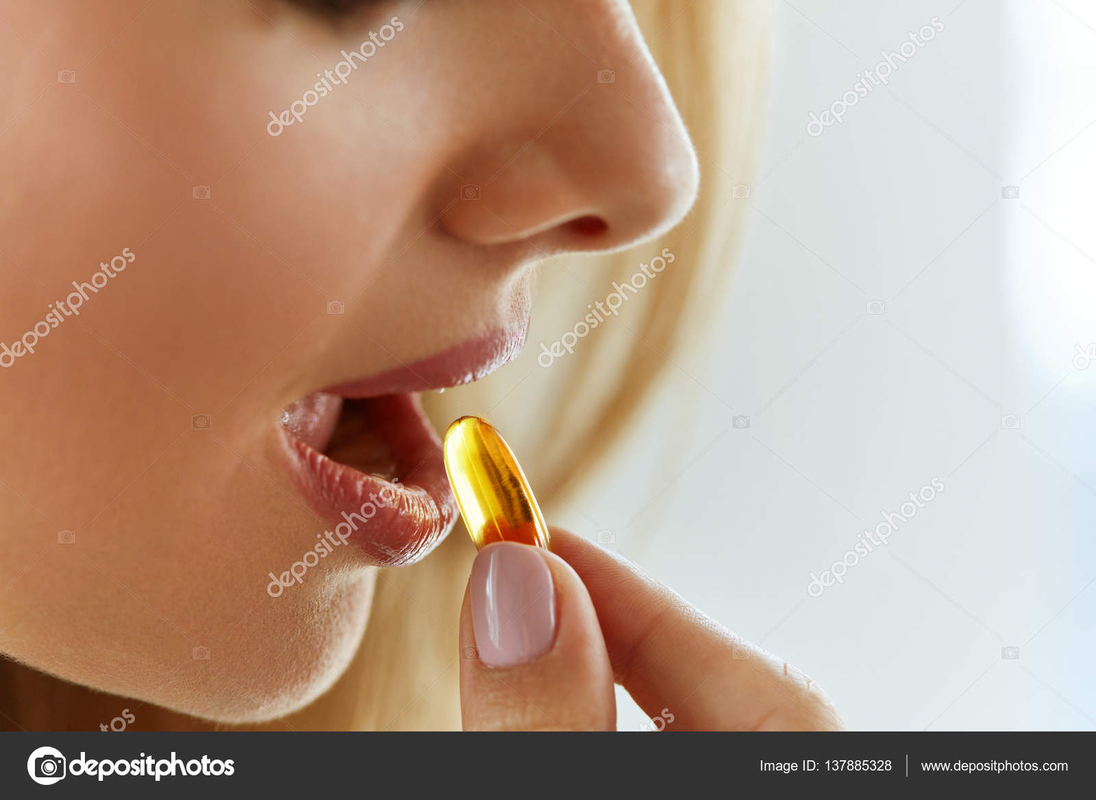美しい女性の口の中に魚油カプセルを取るをクローズ アップ — ストック写真 © puhhha 137885328