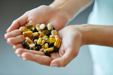 Vitaminler ve Takviyeler. İlaç hapları dolu eller kadın