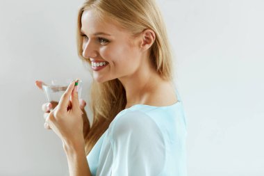 Güzel gülümseyen kadın vitamin ilacı. Besin takviyesi