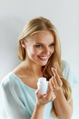 Tıp. İlaç, vitamin, hap alarak güzel kız.